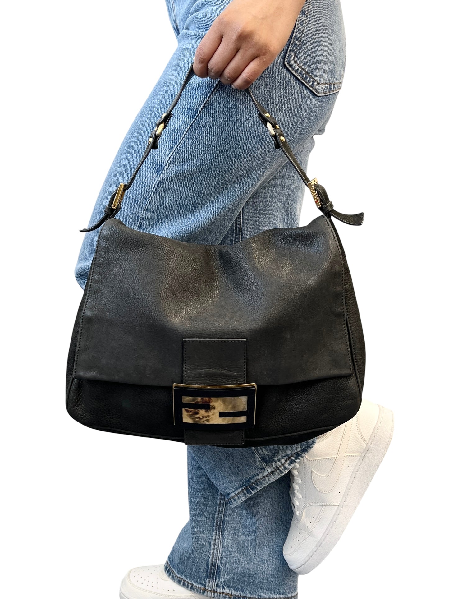 [Exclusive] FENDI Vintage Logo Mamma Baguette Shoulder Bag Black Gold Leather 800003