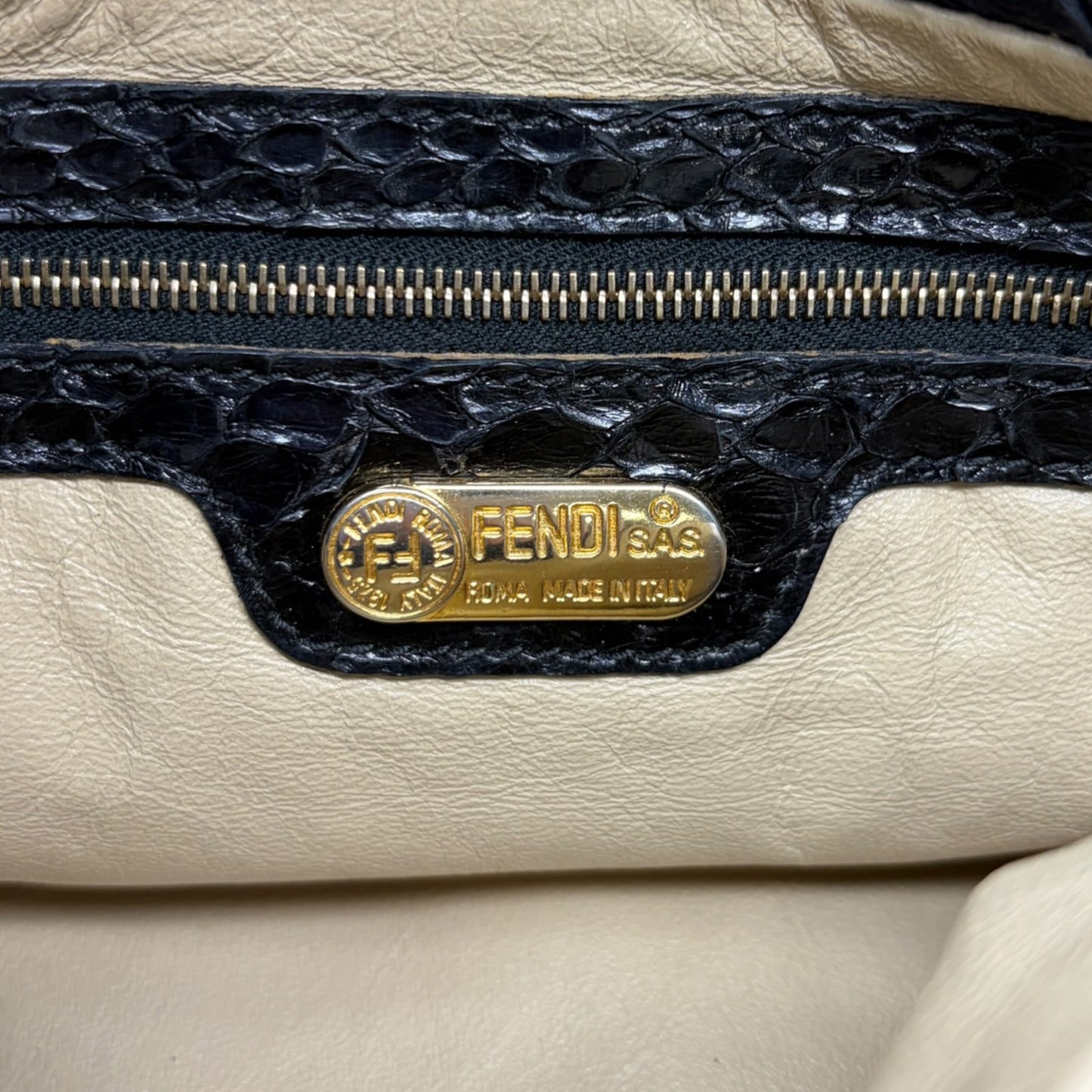 [Exclusive] FENDI Vintage FF Mamma Baguette Leather Shoulder Bag Black 800899