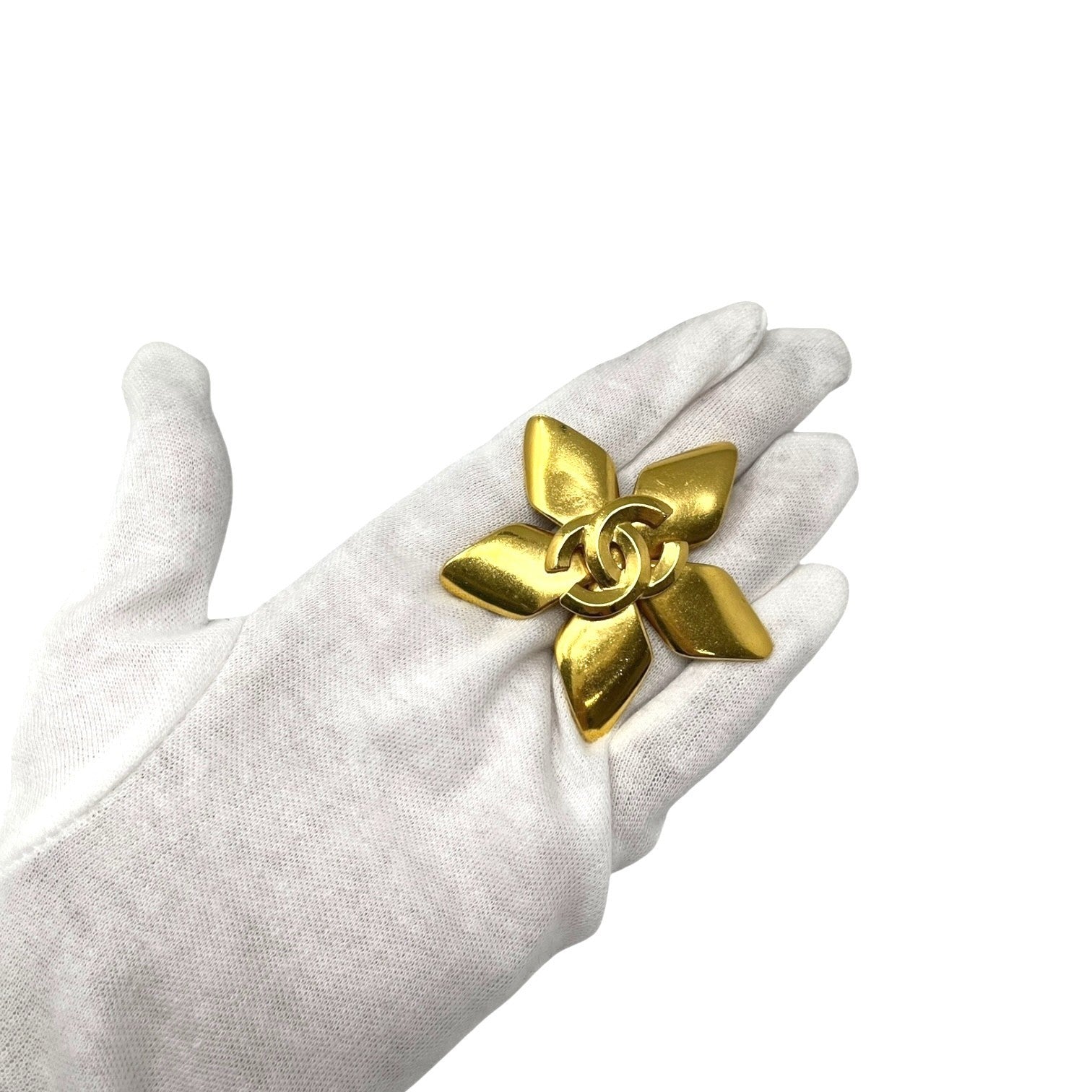 CHANEL Vintage 96P CC Gold Brooch Jewelry Accessory Pin Flower Metal