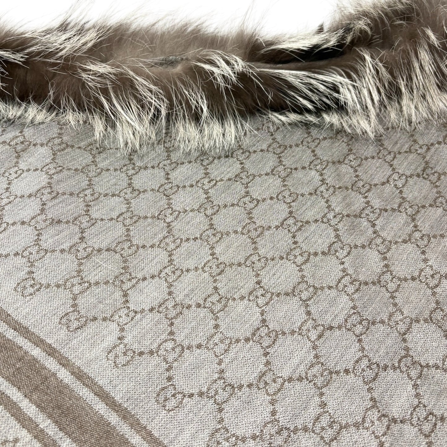 GUCCI Vintage GG Logo Monogram Fox Fur Shawl Scarf Wrap Gray Brown Wool 902585