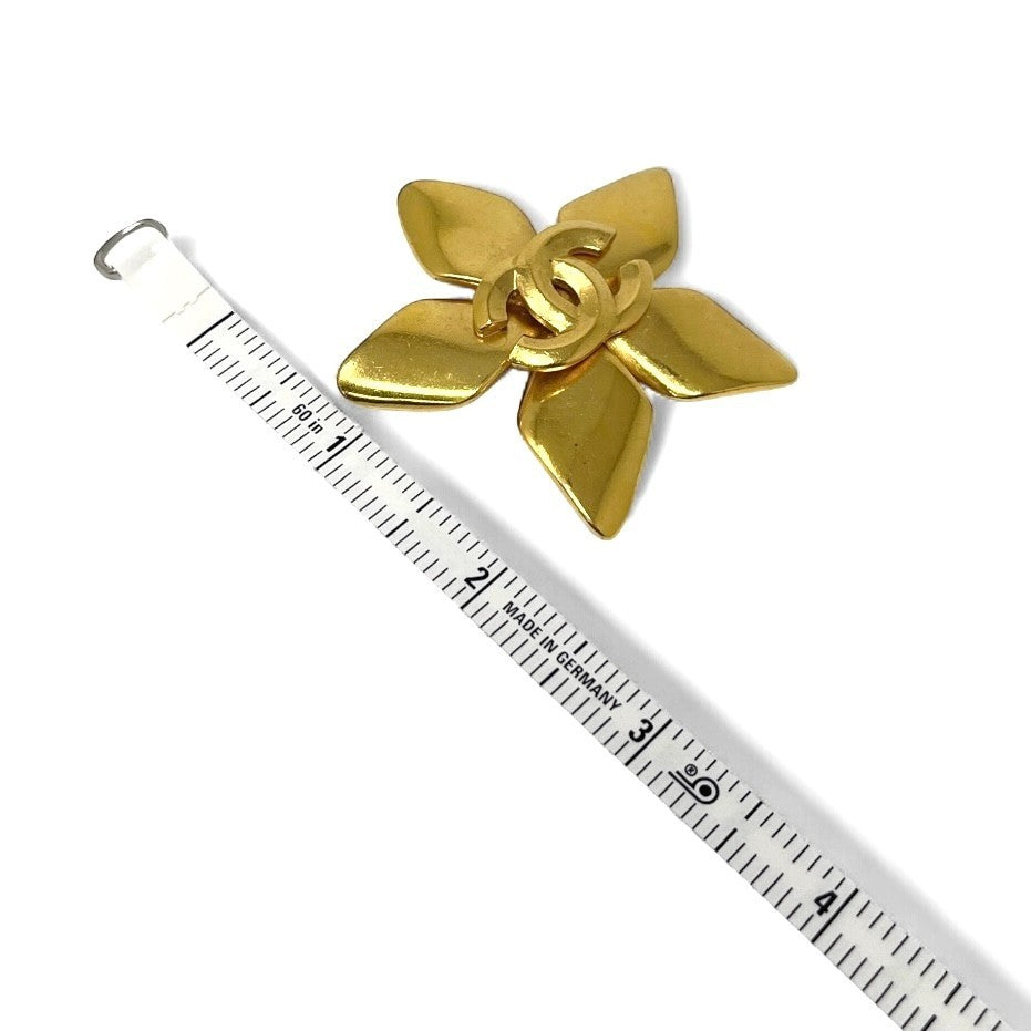 CHANEL Vintage 96P CC Gold Brooch Jewelry Accessory Pin Flower Metal