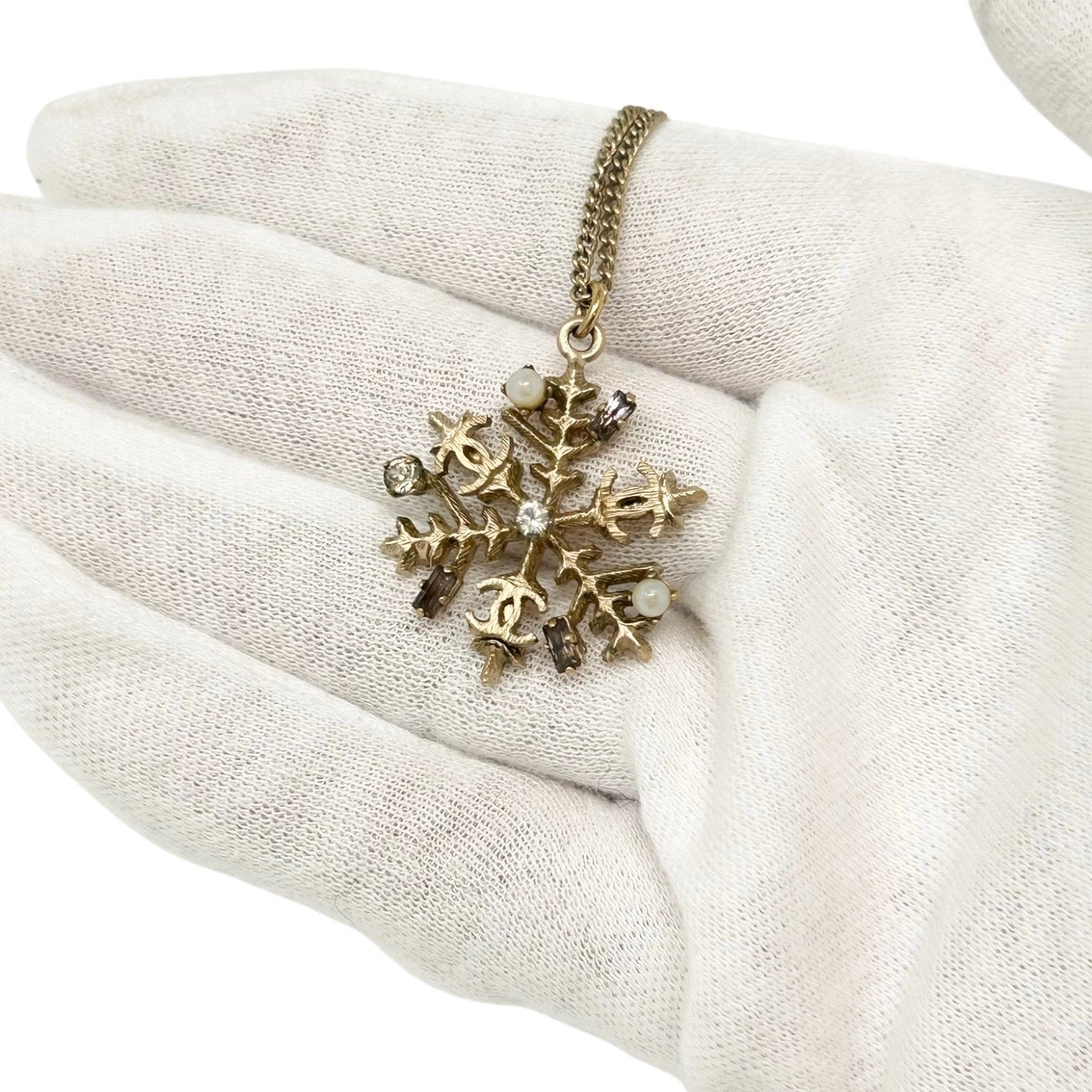 CHANEL Vintage 05A CC Logo Chain Necklace Fashion Jewelry Gold Metal Snowflake