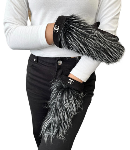 CHANEL Vintage CC Logo Fur Gloves Mittens #7.5 Black White Suede 902358