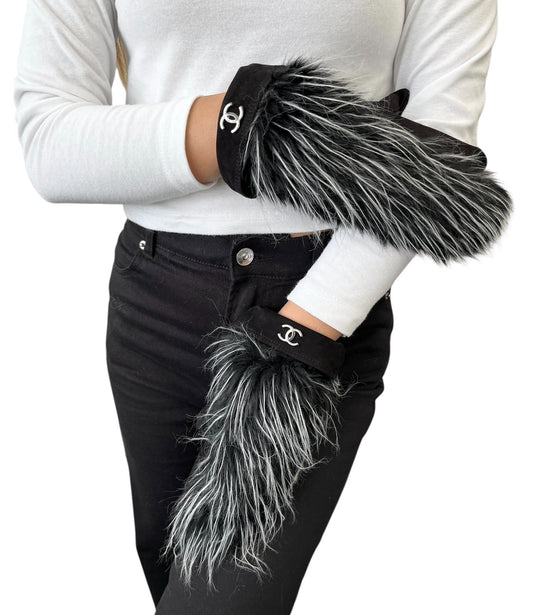CHANEL Vintage CC Logo Fur Gloves Mittens #7.5 Black White Suede 902358