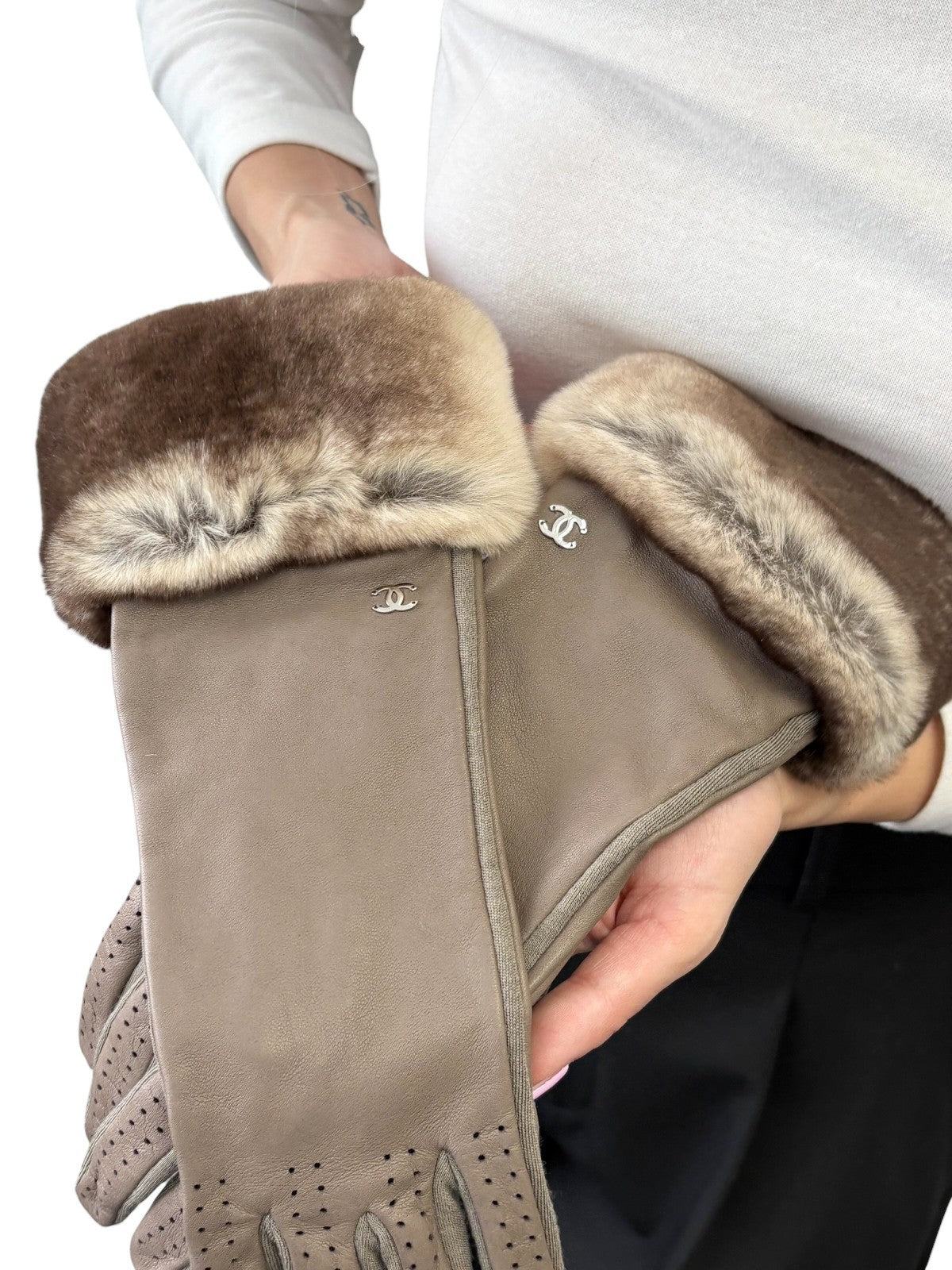 CHANEL Vintage CC Logo Lambskin Long Gloves Fur Trim #7.5 Gray Beige Perforated