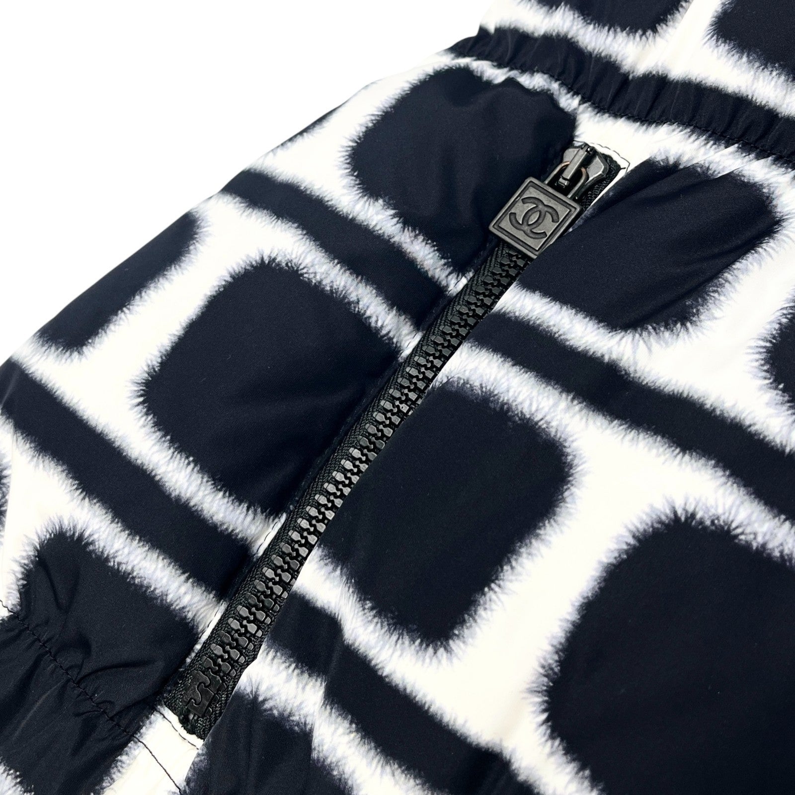 CHANEL Sport Vintage 07A CC Logo Puffer Jacket #36 Zip White Black Polyester