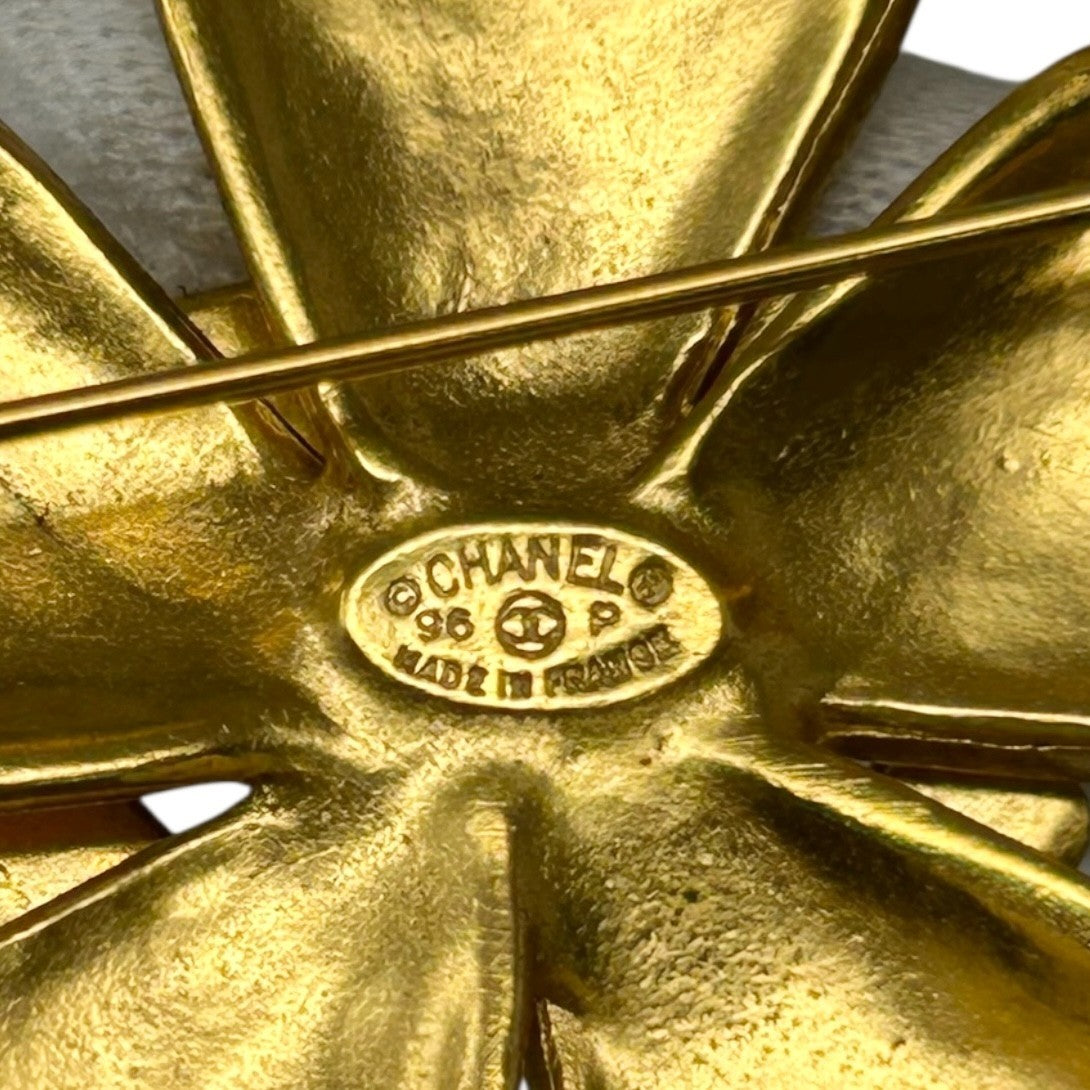 CHANEL Vintage 96P CC Gold Brooch Jewelry Accessory Pin Flower Metal