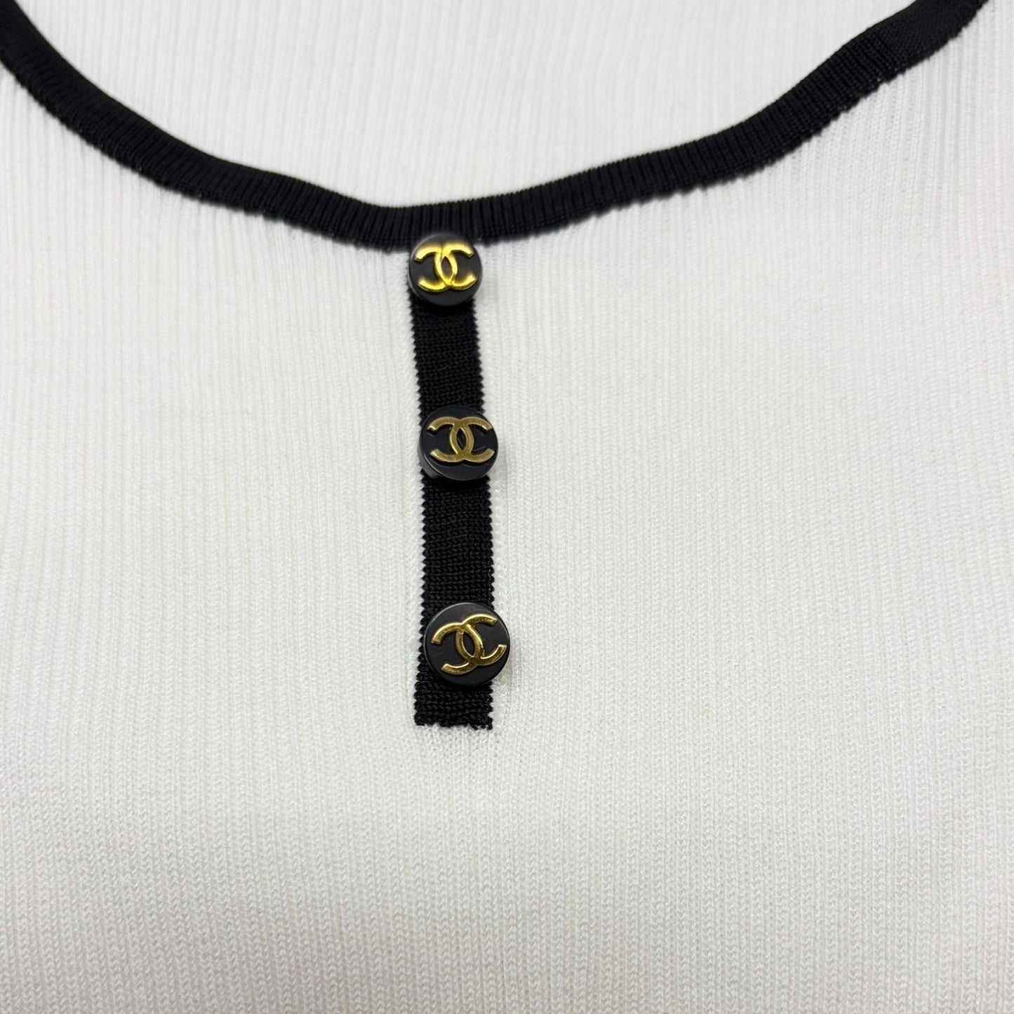 CHANEL Vintage 95P CC Logo Button Knit Cropped Ribbed T-shirt #42 White Cotton