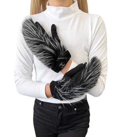 CHANEL Vintage CC Logo Fur Gloves Mittens #7.5 Black White Suede 902358