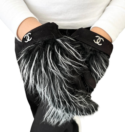 CHANEL Vintage CC Logo Fur Gloves Mittens #7.5 Black White Suede 902358