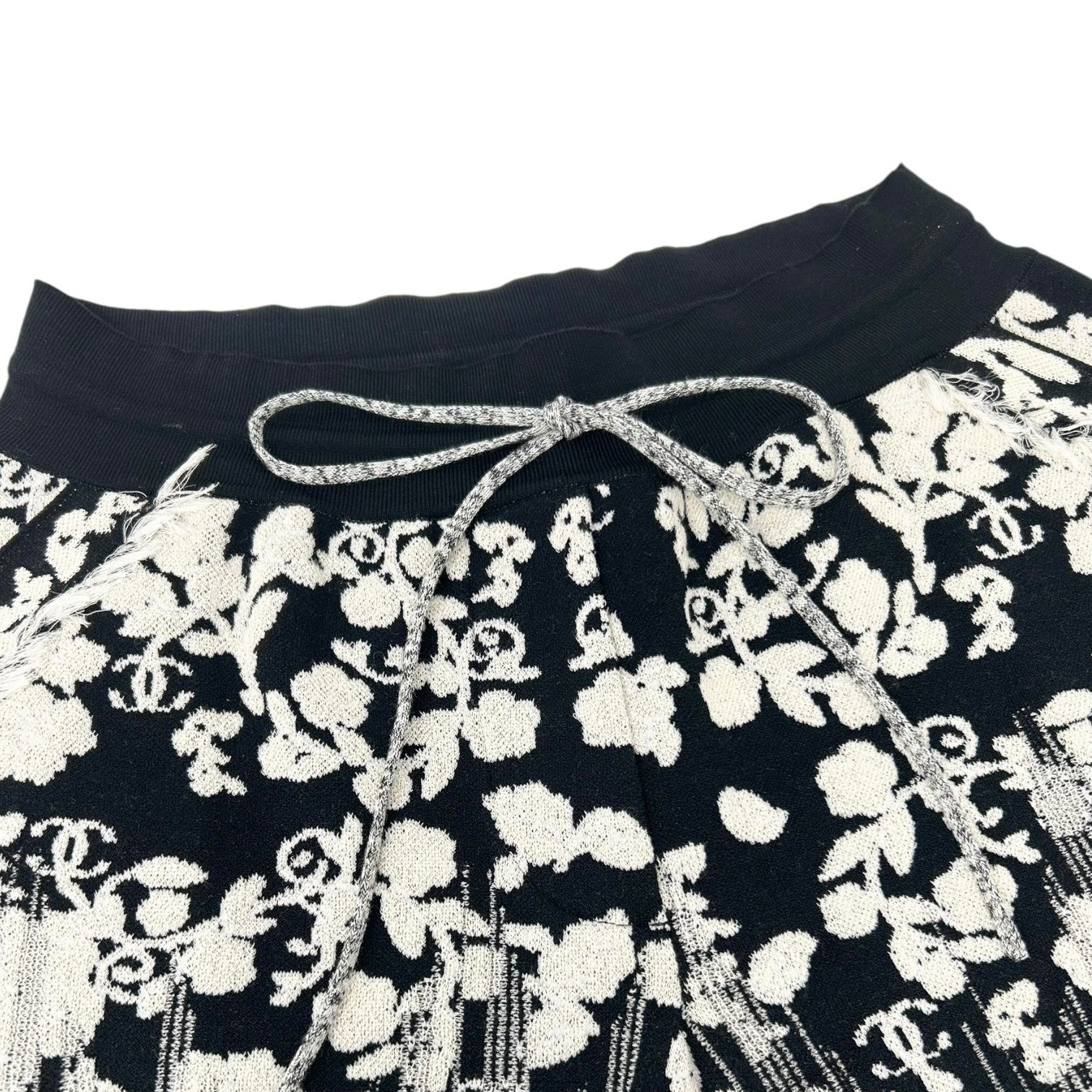 CHANEL Vintage 14C CC Logo Short Pants Bottoms #36 Black White Cotton Rayon