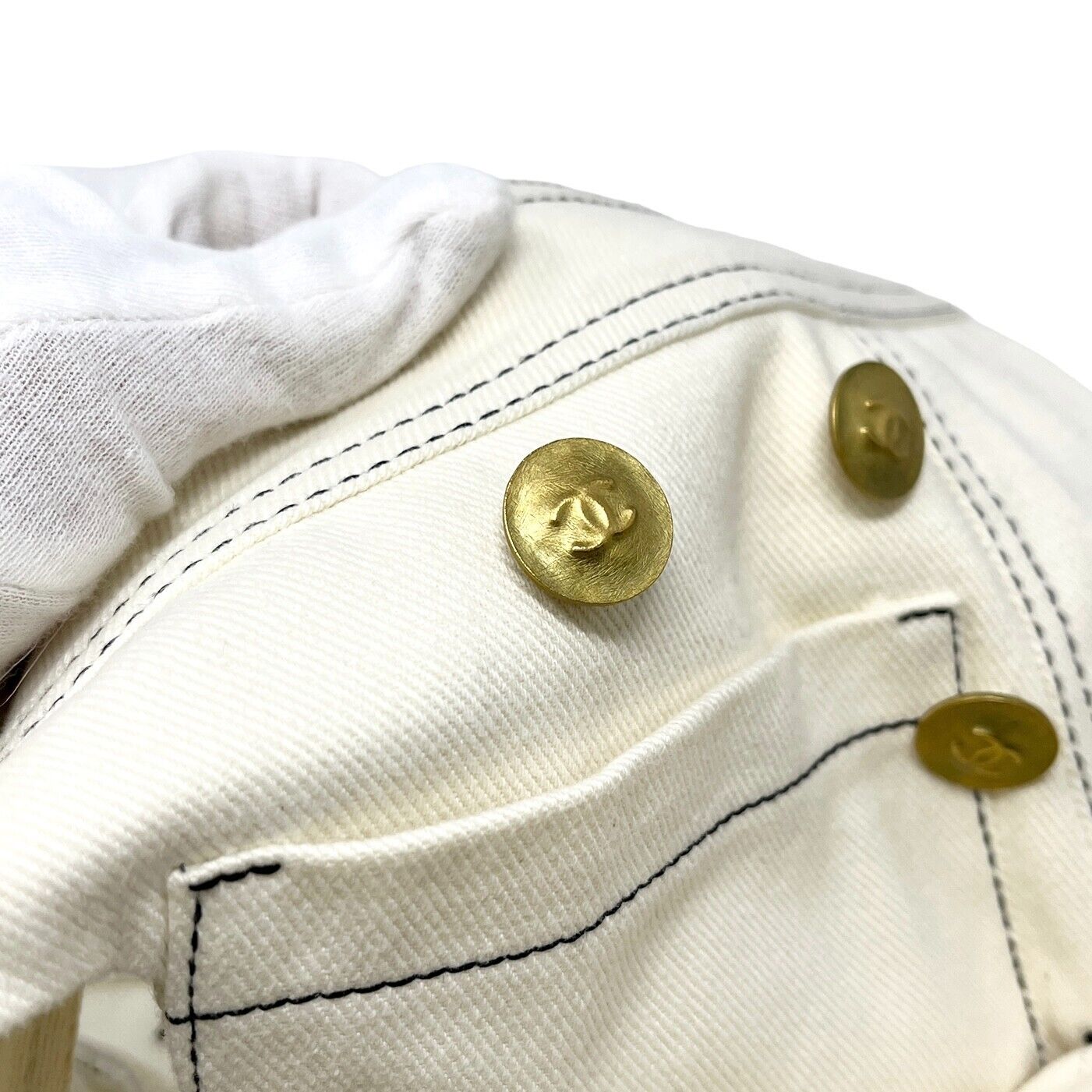 CHANEL Vintage 1994 CC Logo Knee Length Shorts #40 Cream Gold Button Rank AB